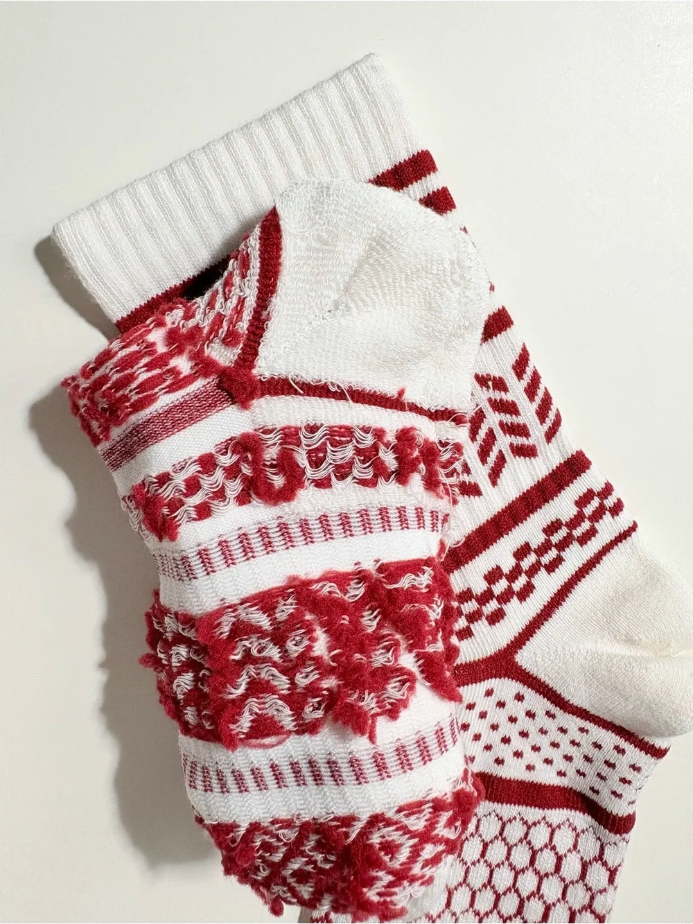 Bombas 10 Pack White Crew Socks with Red Geometric Pattern